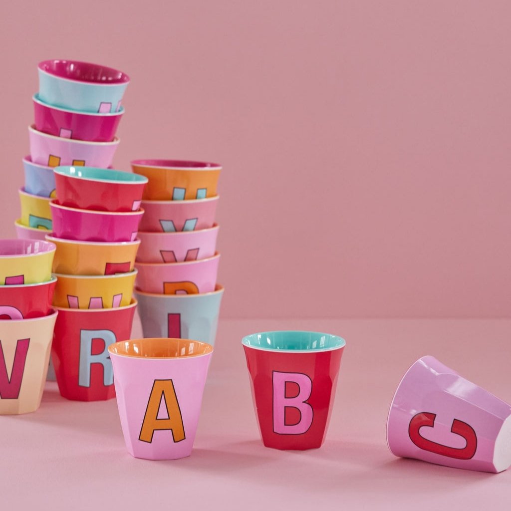 Rice Mittelgroße Becher - Alphabet in Pinktönen